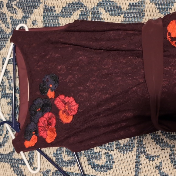 Rich plum dress with embroidered flowers and detachable belt - Picture 2 of 4